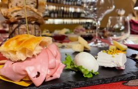 Special Wine and Traditional Food Tasting Experience in Trastevere