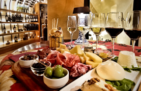 Special Wine and Traditional Food Tasting Experience in Trastevere