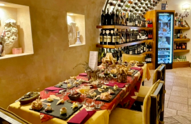 Special Wine and Traditional Food Tasting Experience in Trastevere